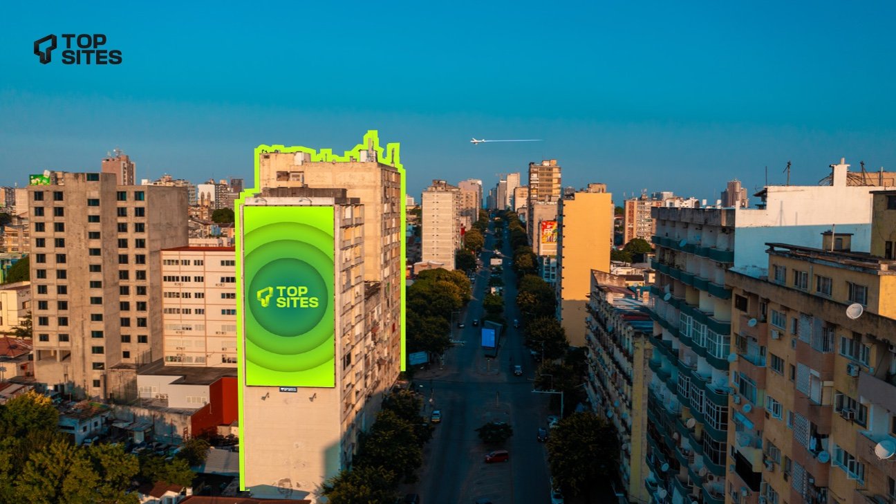 Outdoor Topsites visível em zona urbana